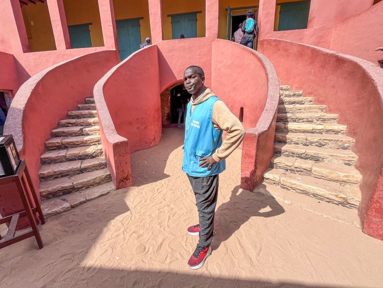 Brasília (DF), 01/05/2026 - Guia de turismo Mamadou Bailo Diallo, no museu Casa dos Escravos, na Ilha de Gorée. 
Foto: Bruno de Freitas Moura/Agência Brasil
