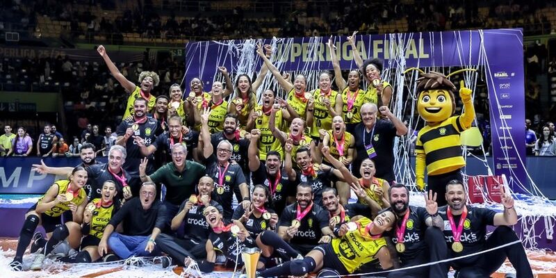 Praia Clube bate Minas e fatura título da Superliga Feminina de vôlei