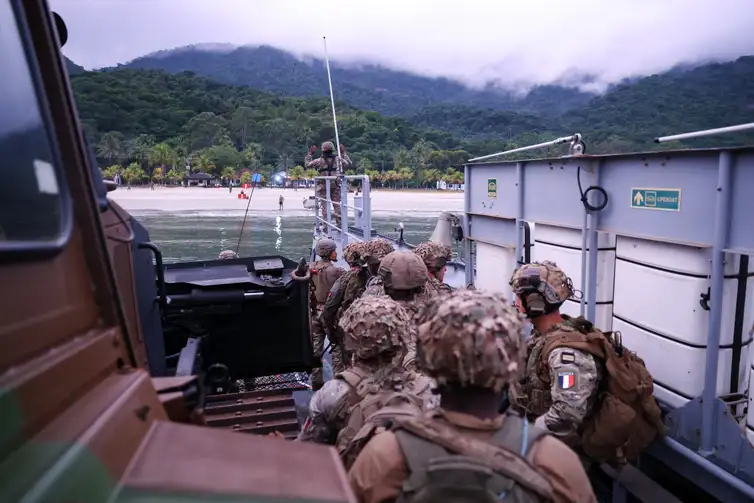 Tomaz Silva/Agência Brasil Rio de Janeiro (RJ), 30/04/2026 - Foto feita em 28/04/2026 – Marinheiros da Marinha do Brasil e da França fazem exercícios durante a missão Jeanne d'Arc 2026 na Restinga de Marambaia, em Mangaratiba (RJ). Foto: Tomaz Silva/Agência Brasil