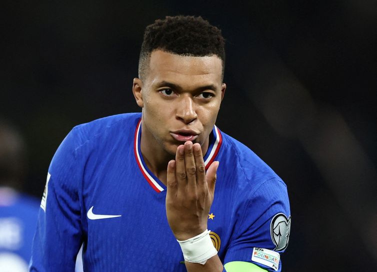 Kylian Mbappe, da França, em comemoração de gol
13 de novembro de 2025  
REUTERS/Stephane Mahe/File Photo