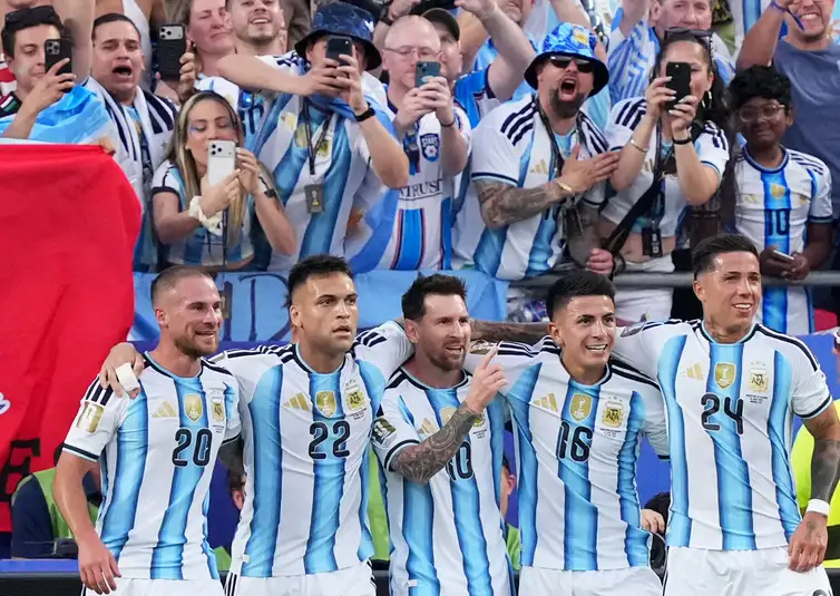 Reuters/Jay Biggerstaff/Proibida reprodução Soccer Football - FIFA World Cup 2026 - Group J - Argentina v Algeria - Kansas City Stadium, Kansas City, Missouri, U.S. - June 16, 2026
Argentina's Lionel Messi celebrates scoring their first goal with Alexis Mac Allister, Lautaro Martinez, Thiago Almada and Enzo Fernandez IMAGN IMAGES via Reuters/Jay Biggerstaff
