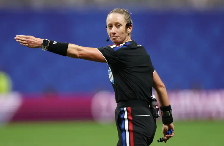 Soccer Football - FIFA World Cup 2026 - Group A - Czech Republic v South Africa - Atlanta Stadium, Atlanta, Georgia, U.S. - June 18, 2026 Referee Tori Penso gestures during the match REUTERS/Siphiwe Sibeko     TPX IMAGES OF THE DAY