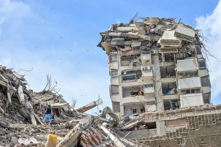 REUTERS/Maxwell Briceno /Proibida reprodução People search for casualties amid the rubble of collapsed buildings, in the aftermath of earthquakes in La Guaira, Venezuela, June 25, 2026. REUTERS/Maxwell Briceno TPX IMAGES OF THE DAY