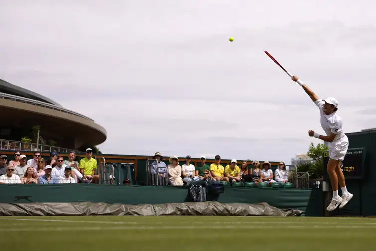 REUTERS/Andrew Couldridge/Proibida reprodução Tennis - Wimbledon - All England Lawn Tennis and Croquet Club, London, Britain - June 29, 2026 Brazil's Joao Fonseca in action during his first round match against Spain's Roberto Bautista Agut REUTERS/Andrew Couldridge