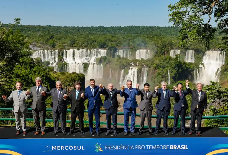 Foz do Iguaçu (PR), 20/12/2025 - Presidente da República, Luiz Inácio Lula da Silva, fotografia oficial dos Presidentes e Chefes de Delegação dos Estados Partes do Mercosul e dos Estados Associados. Mirante da Cataratas. Foto: Ricardo Stuckert/PR
