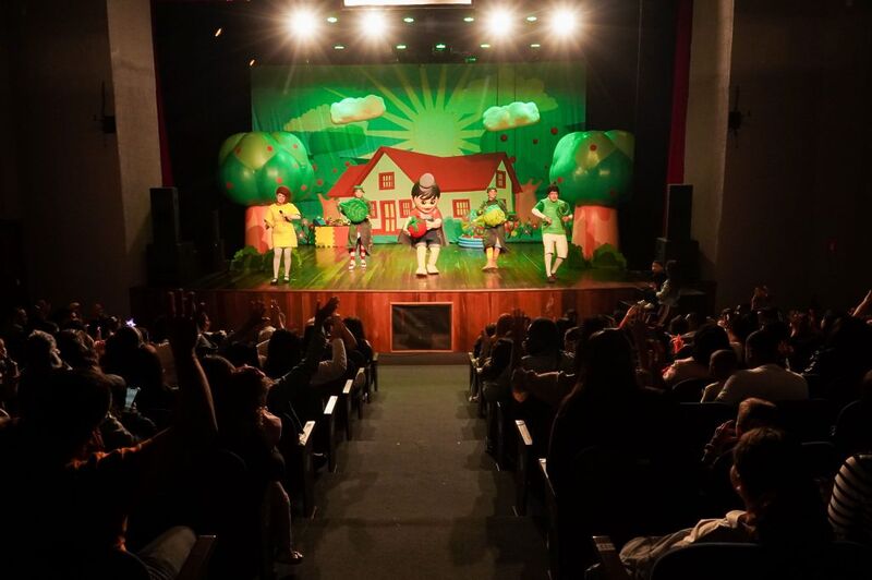 Alunos da UMEI do Jardim Miriambi conhecem o Teatro Municipal