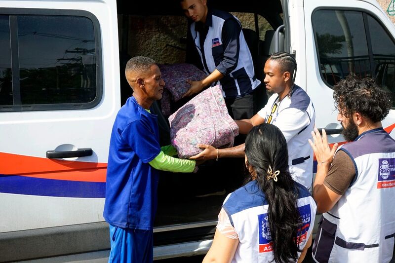 Alunos dos CRAS de Nova Iguaçu transformam cobertores em sobretudos para proteger população em situação de rua do frio