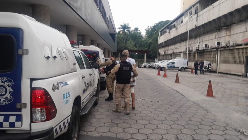 Guardas Municipais prendem homem por roubo de celular com arma de fogo, no Aterro do Flamengo - Prefeitura da Cidade do Rio de Janeiro