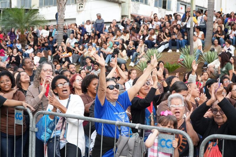 Milhares de fiéis se reúnem em procissão pela ruas de São Gonçalo para encerrar o maior Corpus Christi da América Latina
