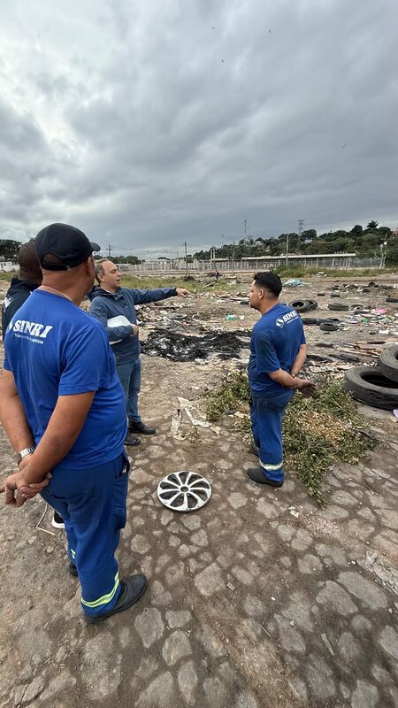 Prefeito Dudu Reina flagra descarte irregular de pneus em Nova Iguaçu e empresa será multada