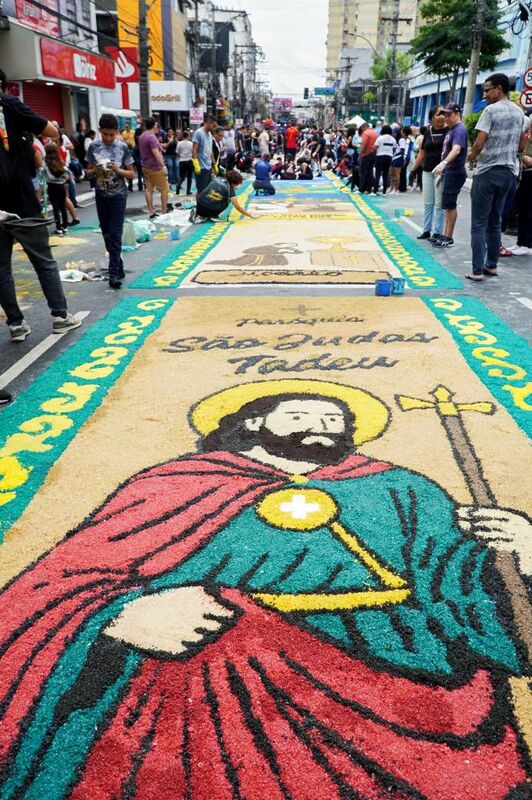 São Gonçalo inicia celebração de Corpus Christi com confecção dos tapetes nas ruas do Centro