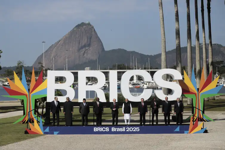 Rio de Janeiro (RJ), 06/07/2025 - Foto ofical do Brics com seus membros.
Da esquerda para direita:
Minister Sergei Lavrov (Rússia),
Khaled bin Mohamed Al Nahyan (Emirados),
Prabowo Subianto (Indonésia)
Cyril Ramaphosa (África do sul)
Luiz Inácio Lula da Silva (Brasil)
Primeiro ministro, Narendra Modi  (Índia)
 Premier Li Qiang (China)
Abiy Ahmed (Etiópia)
Mostafa Madbouly (Egito)
 Abbas Araghchi (Irã)
Foto: Joédson Alves/Agência Brasil