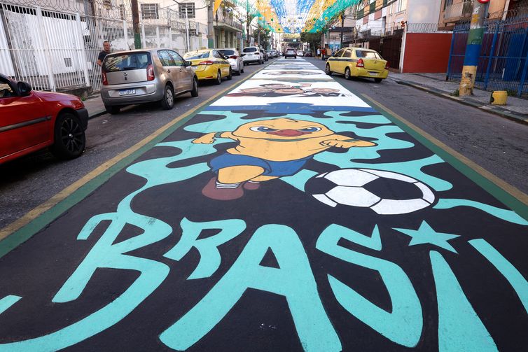 Rio de Janeiro (RJ), 09/06/2026 - Rua Pereira Nunes, em Vila Isabel, zona norte da cidade, pintada e enfeitada para a Copa do Mundo de Futebol 2026.  Foto: Tânia Rêgo/Agência Brasil