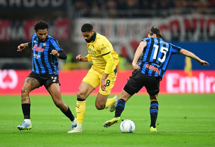 Soccer Football - Serie A - AC Milan v Atalanta - San Siro, Milan, Italy - May 10, 2026 AC Milan's Ruben Loftus-Cheek in action with Atalanta's Ederson and Marten de Roon REUTERS/Daniele Mascolo