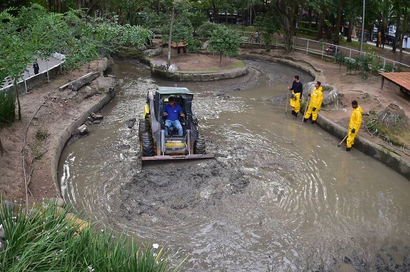 Equipes da Prefeitura começam a limpeza dos lagos do Campo de São Bento – Prefeitura Municipal de Niterói