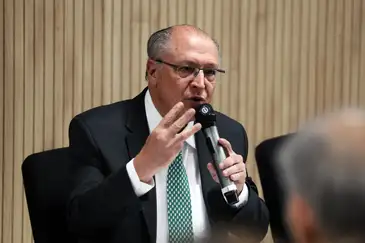 Brasília (DF), 14/07/2026 - Ministro do Desenvolvimento, Indústria, Comércio e Serviços (MDIC), Geraldo Alckmin, fala durante declaração à imprensa a respeito do recente anúncio do USTR de imposição de tarifas contra produtos brasileiros, na sala de coletivas do Palácio Itamaraty. Foto: Valter Campanato/Agência Brasil