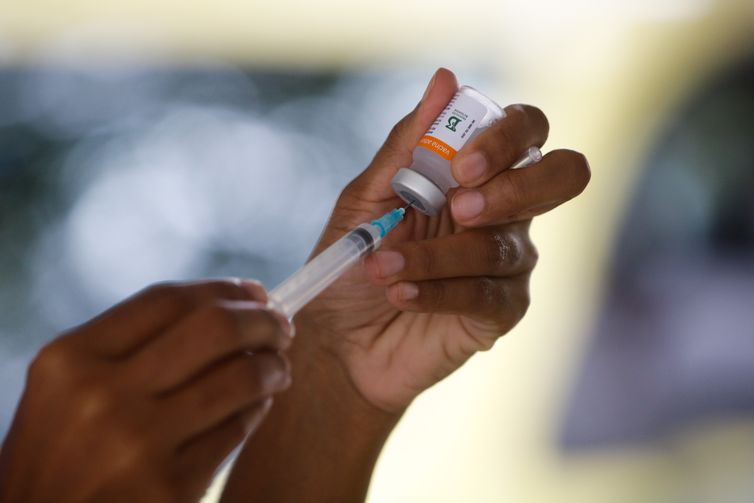 Tânia Rêgo/Agência Brasil Vacinação drive thru na Universidade Estadual do Rio de Janeiro (UERJ), zona norte do Rio. A cidade do Rio de Janeiro retoma hoje (25) sua campanha de aplicação da primeira dose da vacina contra a covid-19 em idosos da população em geral.