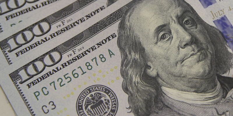 Dólar cai ao menor nível em quase dois meses, com alívio externo