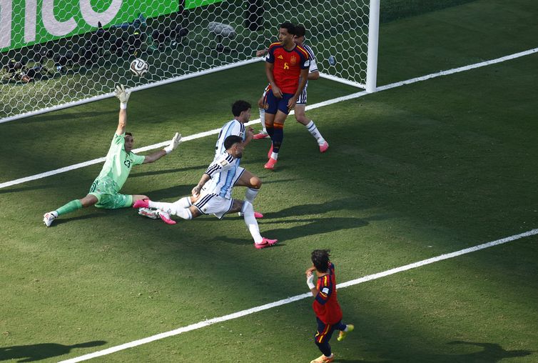 Reuters/Jeenah Moon/Proibida reprodução Soccer Football - FIFA World Cup 2026 - Final - Spain v Argentina - New York/New Jersey Stadium, East Rutherford, New Jersey, U.S. - July 19, 2026 Spain's Ferran Torres scores their first goal past Argentina's Emiliano Martinez REUTERS/Jeenah Moon