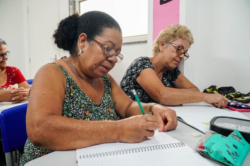 Idosos realizam aulas de letramento e alfabetização no Jardim Catarina
