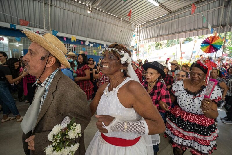 Mais de 300 idosos participam do tradicional Arraiá do Esmuti em Nova Iguaçu