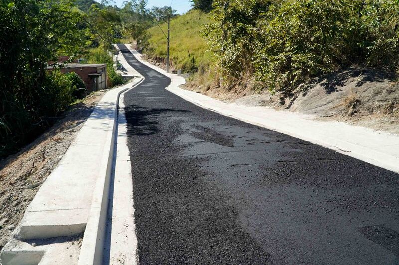 Mais uma rua no bairro Santa Izabel recebe pavimentação