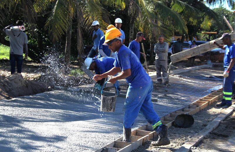 Prefeitura inicia concretagem das novas calçadas da orla da Praia das Pedrinhas
