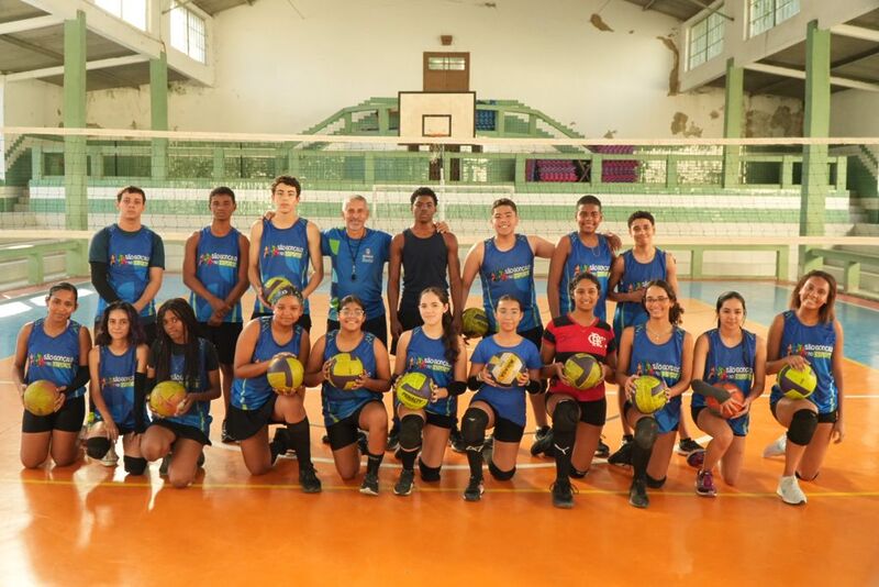Projeto São Gonçalo no Esporte oferece escolinha de vôlei na Venda da Cruz 