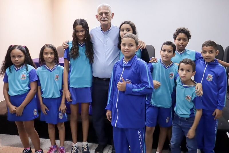 São Gonçalo presta homenagem a profissionais da Educação que receberam prêmio nacional
