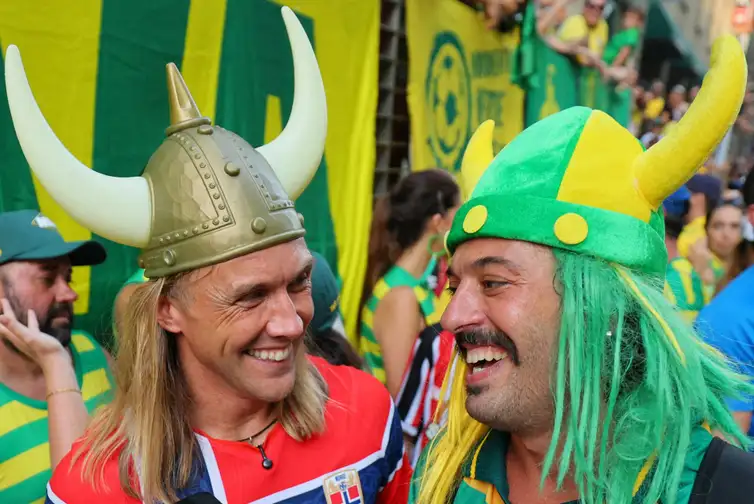 Torcedor do Brasil e da Noruega festejam jogo entre suas seleções