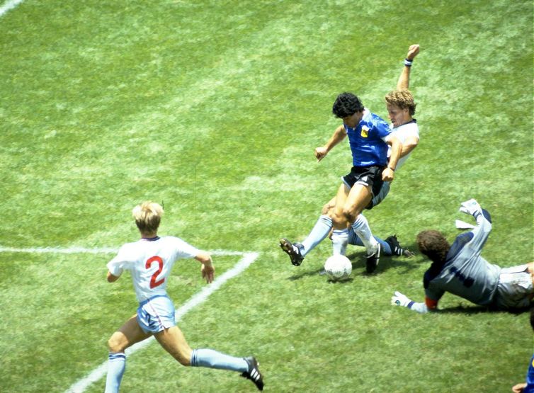 Reuters/Juha Tamminen//file photo/proibida reprodução FILE PHOTO: Football - 1986 FIFA World Cup - Quarter Final - England v Argentina - Azteca Stadium, Mexico City - 22/6/86 Diego Maradona scores for Argentina. Mandatory Credit: Action Images / Juha Tamminen/File Photo