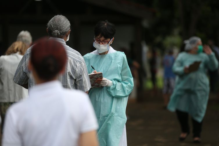 Marcello Casal JrAgência Brasil Movimentação de idosos no posto da 612 Sul para Vacinação contra Influenza