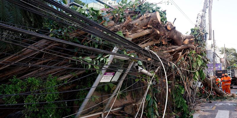 Mais de 200 mil continuam sem energia no Rio após vendaval