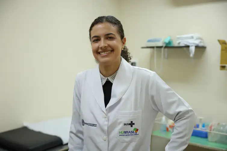 Rio de Janeiro (RJ), 26/05/2026 – A médica obstetra do ambulatório e maternidade da Maternidade Escola UFRJ, Gabriela Paiva posa para foto na instituição, na zona sul do Rio de Janeiro. Foto: Tomaz Silva/Agência Brasil