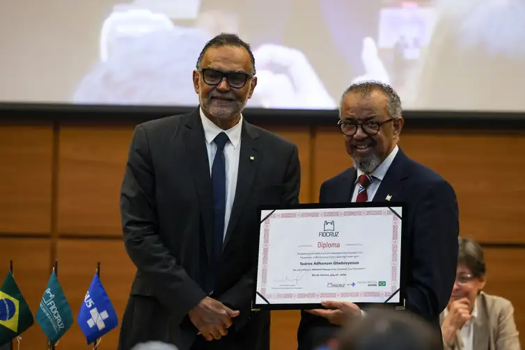 Rio de Janeiro (RJ), 27/07/2026 – O presidente da Fundação Oswaldo Cruz (Fiocruz), Mario Moreira entrega o título de doutor honoris causa ao diretor-geral da Organização Mundial da Saúde (OMS), Tedros Adhanom durante cerimônia na sede da instituição, na zona norte do Rio de Janeiro. Foto: Tomaz Silva/Agência Brasil