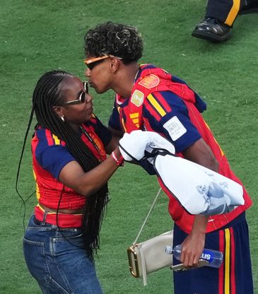 Reuters/James Lang/proibida reprodução Soccer Football - FIFA World Cup 2026 - Final - Spain v Argentina - New York/New Jersey Stadium, East Rutherford, New Jersey, U.S. - July 19, 2026 Spain's Lamine Yamal celebrates with his mother Sheila Ebana after winning the World Cup IMAGN IMAGES via Reuters/James Lang