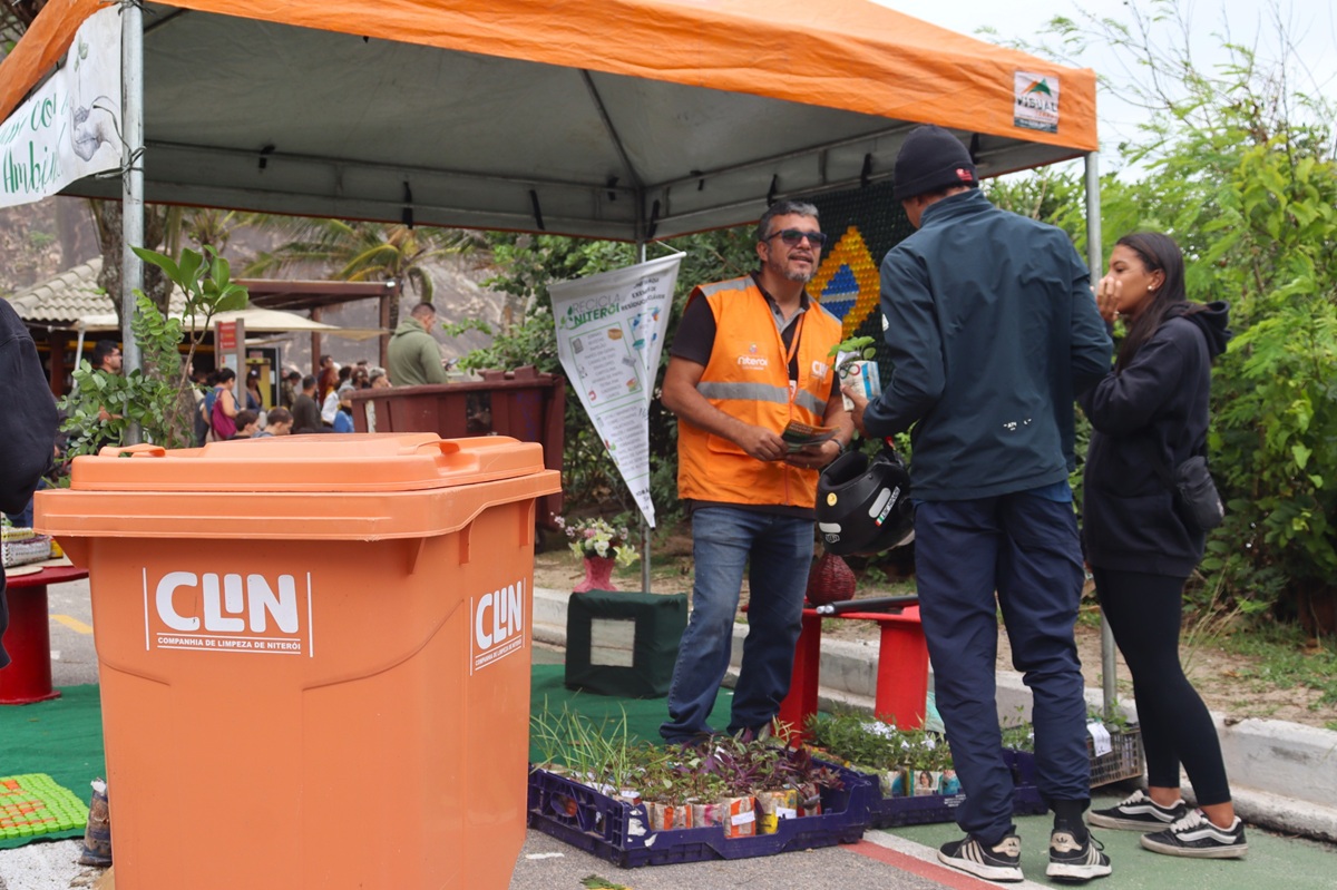 Clin une limpeza, reciclagem e educação ambiental no Itacoatiara Big Wave – Prefeitura Municipal de Niterói