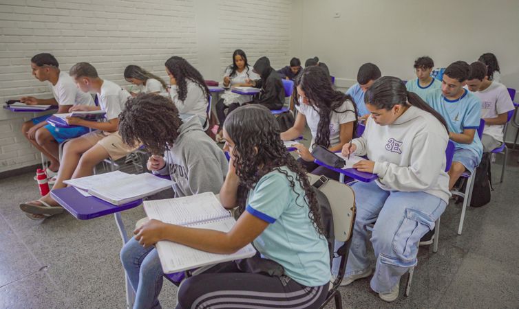 Brasília (DF), 25/06/2026 – Alunos do ensino médio do CED 16, na Ceilândia, aproveitam o segundo semestre letivo para intensificar a preparação em sala de aula visando o Exame Nacional do Ensino Médio (Enem), vestibulares, Programa de Avaliação Seriada (PAS/UnB) e outros processos seletivos de ingresso no ensino superior
Foto: Rafa Neddermeyer/Agência Brasil