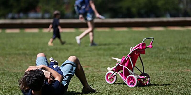 Pais estão menos presente na criação de filhos, aponta estudo