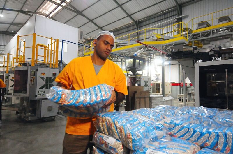 Alunos da EJA de Nova Iguaçu conquistam oportunidades no mercado de trabalho