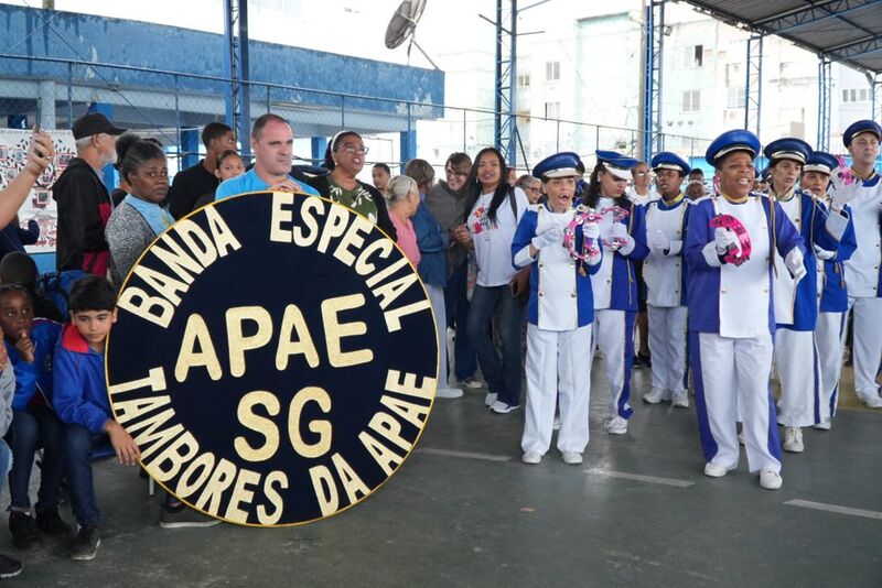 Colégio Municipal Estephânia de Carvalho tem manhã de música e integração com o festival de bandas escolares