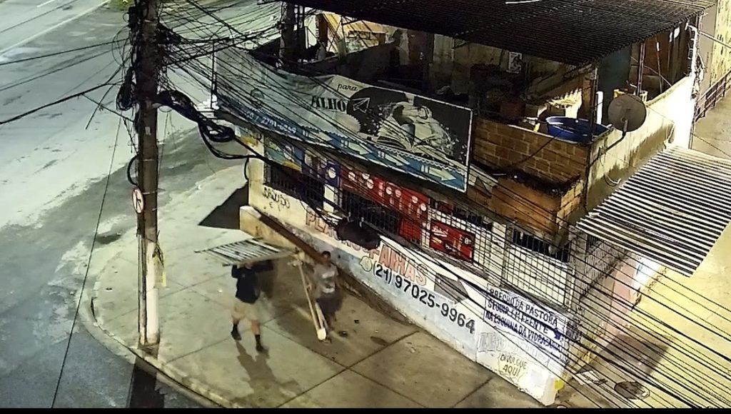 Guarda Municipal prende homens que furtaram portão de alumínio de casa no Mutondo