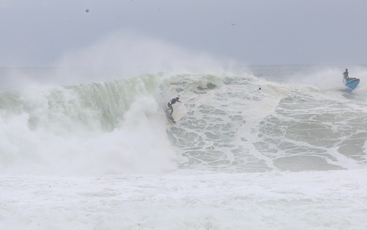 Lucas Chumbo e Pedro Scooby vencem Itacoatiara Big Wave 2026 na categoria Time Masculino – Prefeitura Municipal de Niterói