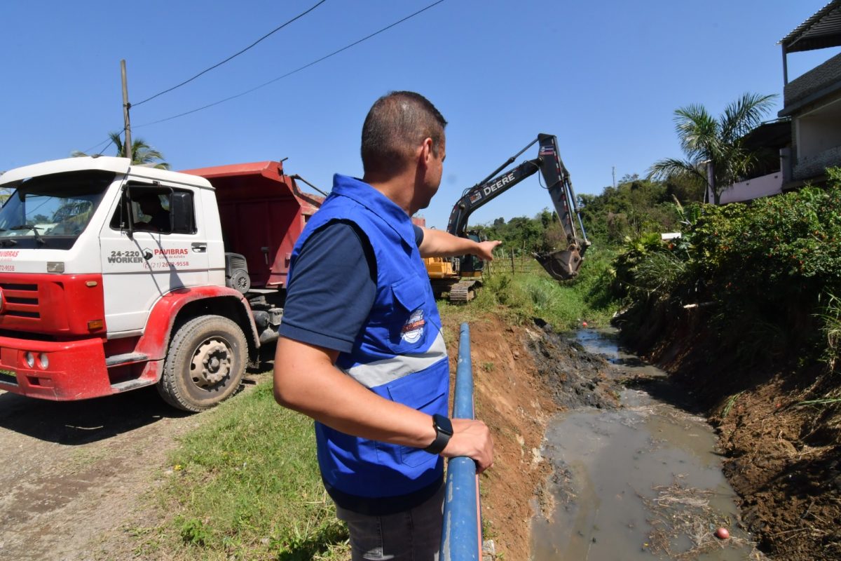 Nova Iguaçu mantém limpeza de rios e valões ao longo do ano