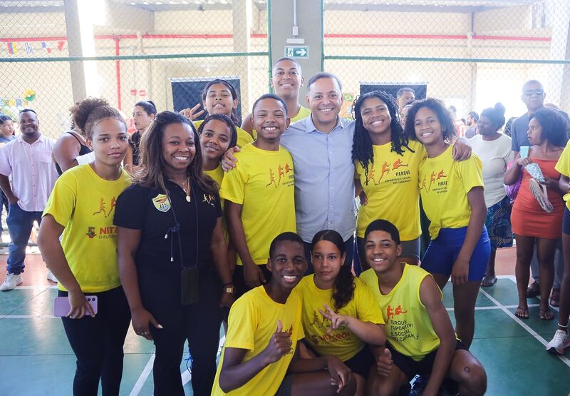 Prefeito Rodrigo Neves assina ordem de início da reforma e ampliação do Parque Esportivo e Social do Caramujo – Prefeitura Municipal de Niterói