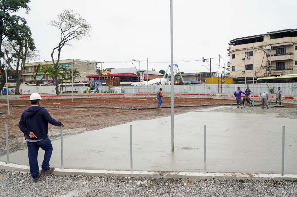 Prefeitura concreta piso do novo parque infantil da Praça da Trindade