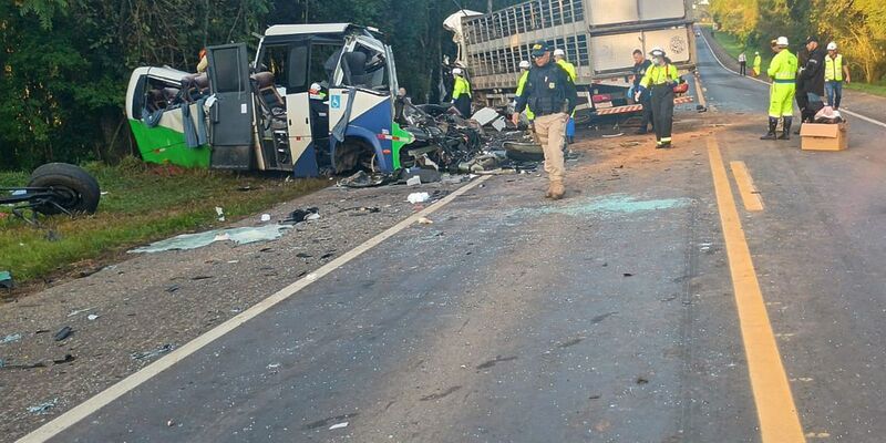 Corpos das vítimas de acidente no Paraná são retirados da pista