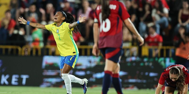 Câmara aprova lei com medidas para promover futebol feminino no país