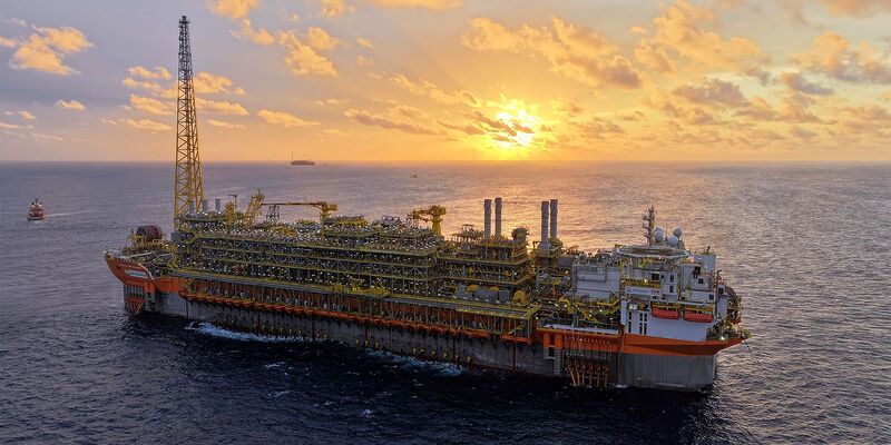 Navio-plataforma da Petrobras atinge produção máxima no pré-sal
