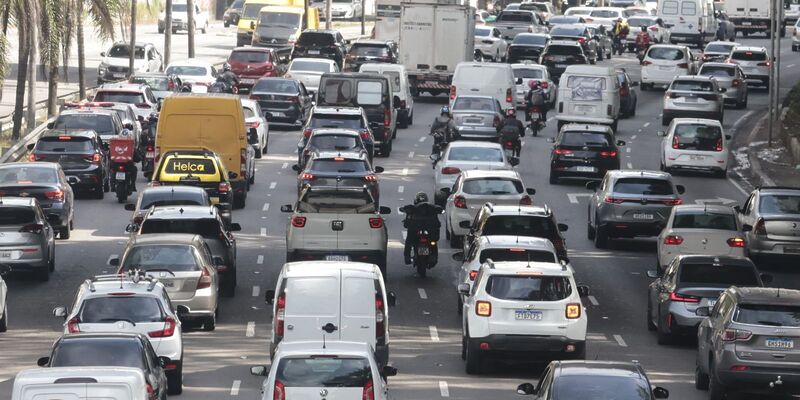 Paralisação de trens causa congestionamento nas ruas de SP